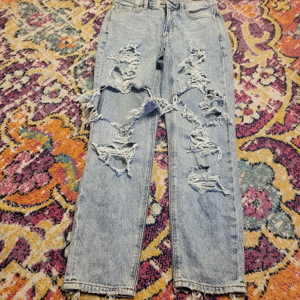 American Eagle ripped mom jean straight leg, short length high rise size 4